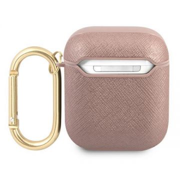 Carcasa Guess GUA2SASMP Saffiano Script Metal compatibila cu Apple AirPods 1/2 Roz